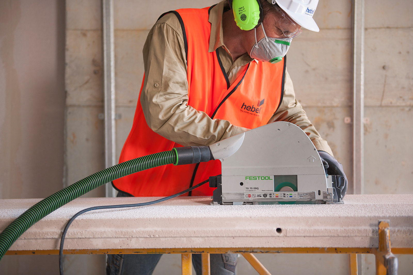 Cutting Hebel blocks with saw